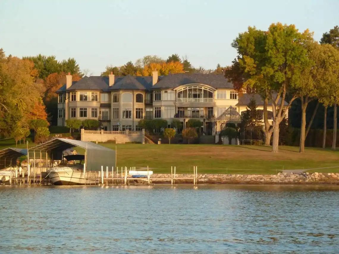 Best neighborhoods near Lake Minnetonka